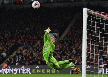 حارس شيفيلد يونايتد يجذب أنظار باريس سان جيرمان وثنائي الدوري الإنجليزي