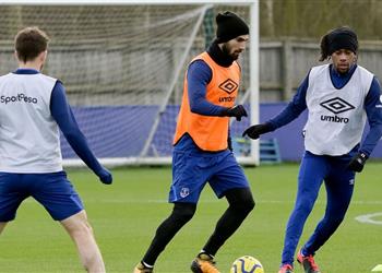 بعد إصابته المروعة أمام توتنهام أندريه جوميز يشارك في مباراة تدريبية مع إيفرتون