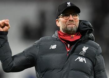 تقارير مسؤولو الدوري الإنجليزي يدرسون منح ليفربول كأس ا ذهبي ا نهاية الموسم