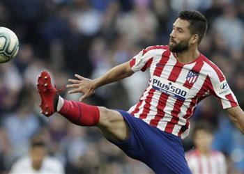 مدافع أتلتيكو مدريد فيرمينو أخطر لاعبي ليفربول وسيميوني أفضل من كلوب