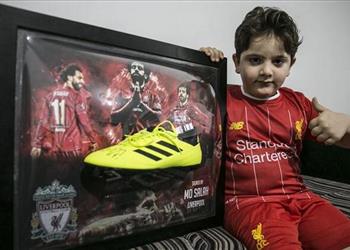 لفتة رائعة محمد صلاح يهدي حذاءه لطفل سوري فقد ساقه في الحرب