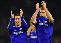 مدافع تشيلسي يدافع عن هازارد عقب واقعة تبديل القمصان