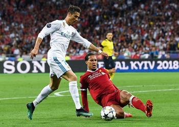 نجم ليفربول السابق يحذر كلوب من سير فان دايك على خطى كريستيانو رونالدو