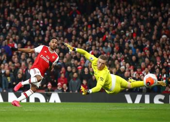 أوباميانج يرتقي لصدارة ترتيب هدافي الدوري الإنجليزي متساوي ا مع فاردي