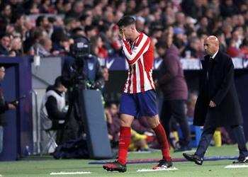 موراتا يحطم زجاجة منفعلا بعد استبداله في مباراة أتلتيكو مدريد وفياريال وسيميوني يشيد به