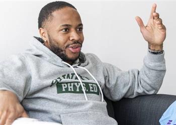 ستيرلينج أمي الأكثر تأثير ا في حياتي ونظفت حمامات الفنادق لمساعدتها