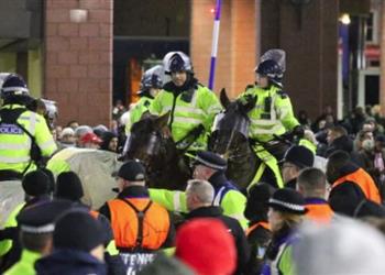 بالفيديو اشتباكات بين جماهير بايرن ميونخ والشرطة الإنجليزية خارج ملعب تشيلسي