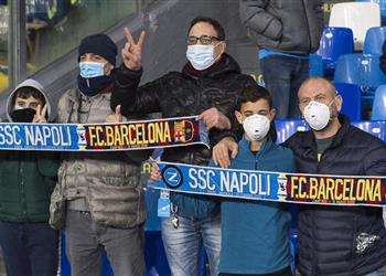 الكمامات تظهر بين جماهير نابولي وبرشلونة خوف ا من كورونا
