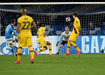 الهداف التاريخي لـ البارتينوبي ميرتنز يتربع على عرش نابولي بهدفه أمام برشلونة