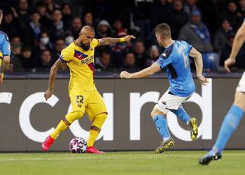 فيديو بعد بوسكيتس فيدال يتعرض للطرد ويغيب عن مباراة الإياب بين برشلونة ونابولي