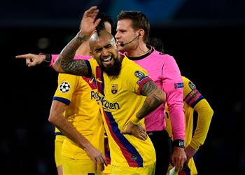 بعد طرده في مباراة برشلونة ونابولي فيدال يستفز جماهير سان باولو بـ فورزا يوفنتوس