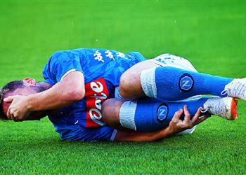 بعد إصابته أمام برشلونة تقارير تكشف مدة غياب ميرتنز عن نابولي