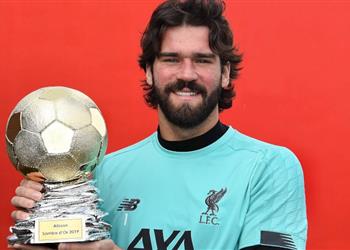بعد تألقه مع ليفربول والبرازيل أليسون يحصل على جائزة السامبا الذهبية