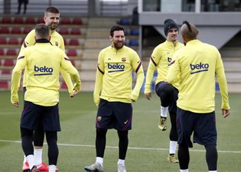 مدرب برشلونة يستقر على الرفيق الهجومي لـ ميسي وجريزمان أمام ريال مدريد