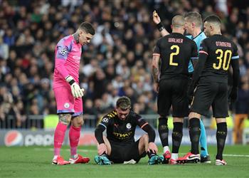 جوارديولا يصدم جماهير مانشستر بشأن مدة غياب لابورت ويكشف لماذا سيلعب ساني مع الشباب