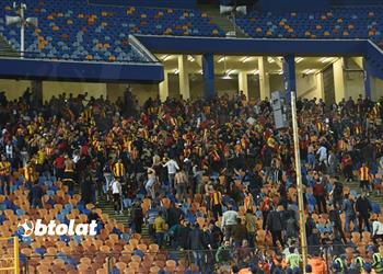 صور جماهير الترجي تشتبك مع الأمن وتغادر المدرجات وتعود بعد التعهد بالالتزام
