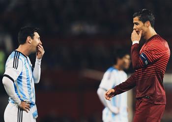 فان باستن من يعتقد أن رونالدو أفضل مقارنة بـ ميسي لا يفهم شيئ ا في كرة القدم