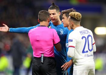 فيديو كريستيانو رونالدو وديبالا ينتقدان لاعبي وسط يوفنتوس أمام ليون