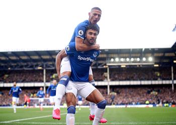 بالفيديو الـVAR ينقذ مانشستر يونايتد من خسارة قاتلة أمام إيفرتون في الدوري الإنجليزي