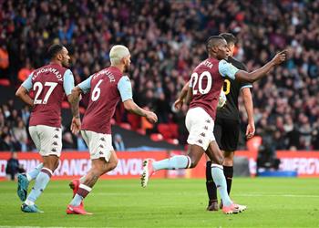 فيديو ساماتا يستغل خطأ فادح ا ويقلص النتيجة لـ أستون فيلا أمام مانشستر سيتي بنهائي كأس الرابطة