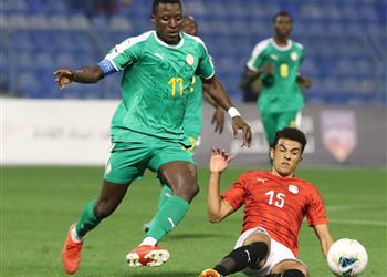 فيديو قائد منتخب السنغال يعتدي على حكم مباراته أمام مصر بعد طرده من نصف نهائي كأس العرب