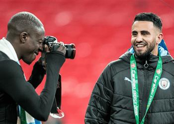 ميندي يستولى على كاميرا صحفية بعد مباراة مانشستر سيتي وأستون فيلا في نهائي كأس الرابطة