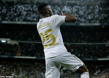 فيديو رونالدو يصفق لـ فينيسيوس بعد هدفه في برشلونة والبرازيلي يقلد الدون