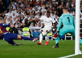 بيكيه ينفعل على فينيسيوس جونيور في الكلاسيكو ويتهمه بالجنون