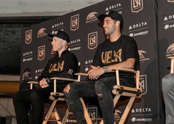 بوب برادلي كارلوس فيلا لاعب مميز في نفس مكانة محمد صلاح وستويشكوف