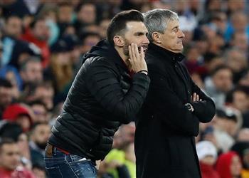 استياء بين لاعبي برشلونة بسبب تصرفات مساعد سيتين في الكلاسيكو أمام ريال مدريد