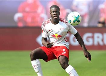 مدافع لايبزيج يثير اهتمام برشلونة وثنائي الدوري الإنجليزي