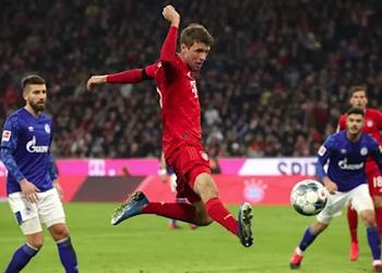 فيديو توماس مولر يفشل في تقليد ركنية ألكسندر أرنولد ويسخر من نفسه