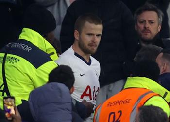 فيديو بعد خسارة توتنهام إريك داير يقتحم المدرجات ويشتبك مع المشجعين