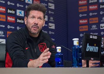 سيميوني يتجاهل تصرفات مساعد مدرب برشلونة ويؤكد مواجهة إشبيلية أهم من ليفربول