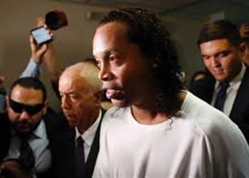 اعتقال رونالدينيو وشقيقه مرة أخرى أثناء عودتهما إلى البرازيل