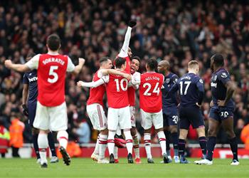 بالفيديو آرسنال يفوز بصعوبة على وست هام والـVAR ينقذ مساعد الحكم