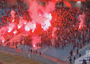 بالصور جماهير الوداد تلقي الشماريخ على ملعب رادس والحكم يوقف المباراة