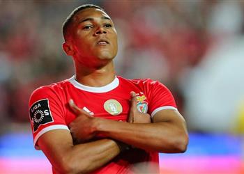 مهاجم بنفيكا يرد على اهتمام ليفربول بضمه في الميركاتو الصيفي