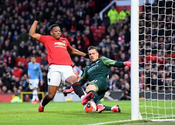 جوارديولا يدافع عن إيدرسون رغم أخطائه أمام مانشستر يونايتد حارس استثنائي