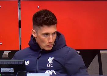 لاعب بورنموث يكشف سبب ارتدائه معطف ليفربول خلال مباراتهما في الدوري الإنجليزي