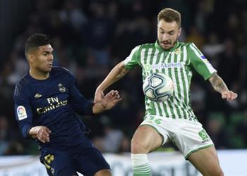 كاسيميرو ريال مدريد لم يلعب كما فعل ضد برشلونة والهزيمة أمام ريال بيتيس قد تكلفنا لقب الليجا