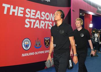 دي بروين وليروي ساني يظهران في تدريبات مانشستر سيتي قبل مواجهة آرسنال