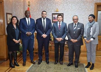 وزير الرياضة يلتقي سكرتير كاف الجديد لمناقشة دعم الكرة الإفريقية