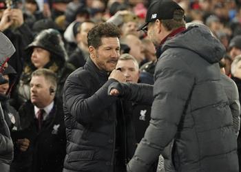 فيديو كلوب ينفعل على جماهير ليفربول ويصافح سيميوني بطريقة غريبة بسبب كورونا