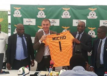 بعد أقل من شهرين على تعيينه تقارير ميتشو يهدد منتخب زامبيا بالرحيل