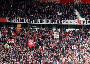 بعد منعهم من حضور مباراة لاسك مانشستر يونايتد يعوض جماهيره مالي ا