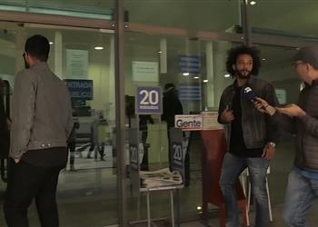 فيديو فيروس كورونا يثير ذعر مارسيلو ويحذر صحفي لا تقترب مني