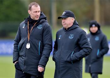 الشلل يصيب إيفرتون بعد الاشتياه في إصابة أحد لاعبيه بفيروس كورونا