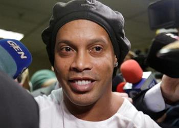 رونالدينيو يخضع لفحص كورونا أثناء احتجازه في باراجواي