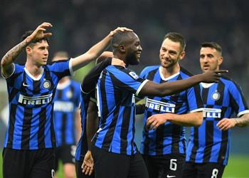 كورونا يجبر 3 لاعبين من إنتر ميلان على ترك محل إقامتهم في إيطاليا